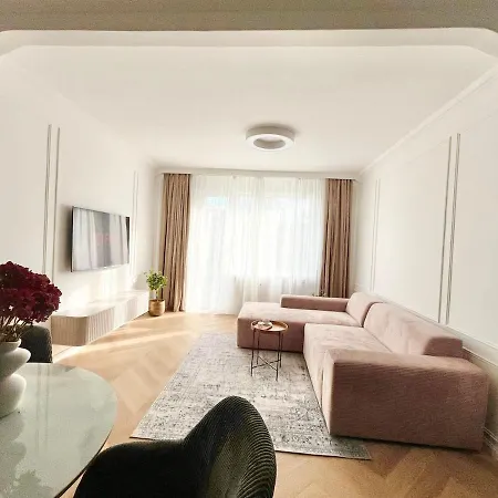 דירה Luxury Modern With Balcony - Near Center