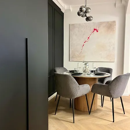 דירה Luxury Modern With Balcony - Near Center *