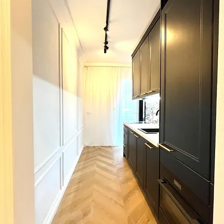 Luxury Modern With Balcony - Near Center דירה *