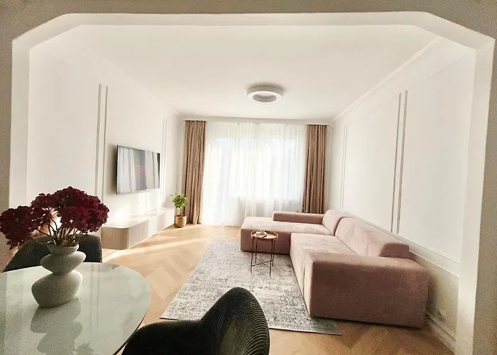 Apartment Luxury Modern With Balcony - Near Center